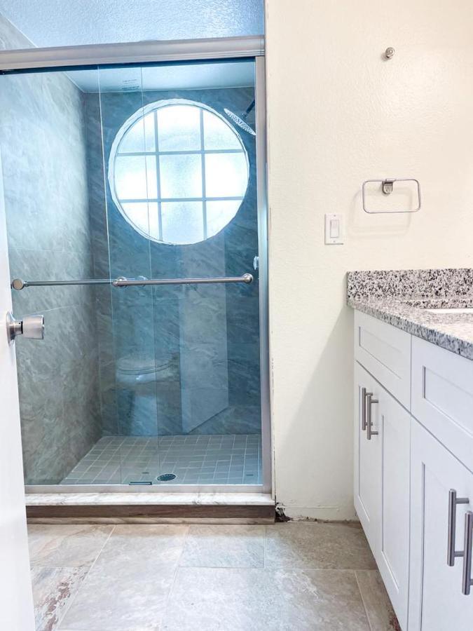 Luxury 3br Near World Apartment